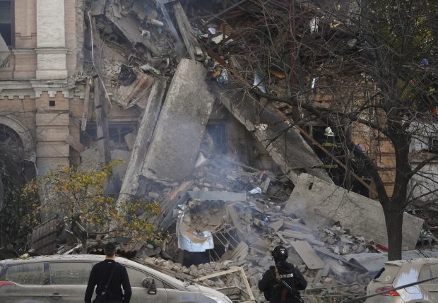Imagini din Kievul bombardat de ruși luni dimineață. Cel puțin trei persoane au murit în urma atacurilor