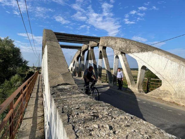 Se închide circulația pe un pod de lângă Lugoj, după ce a crăpat structura de rezistență