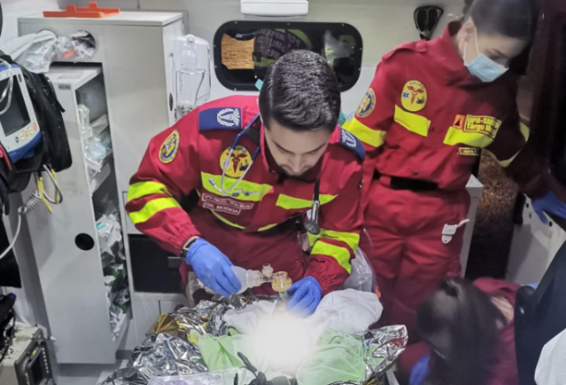 Trei echipaje SMURD din Mureș au salvat o mamă și doi nou-născuţi în ambulanţă, după ce intraseră în stop cardio-respirator