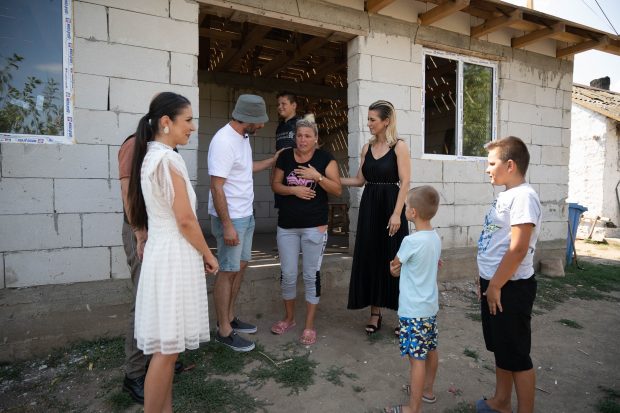 Povestea emoționantă a unei mame cu trei copii de la „Visuri la cheie”. Locuiesc într-un grajd: „Au început bătăile tot mai des”