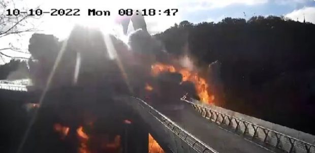 Un pod din Kiev, lovit de primele atacuri ale rușilor de când Putin a acuzat Ucraina de atacul asupra podului Crimeei