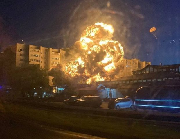 Bloc în flăcări în sudul Rusiei, după ce un avion militar s-a prăbușit în orașul Eisk. Cel puțin 13 oameni au murit
