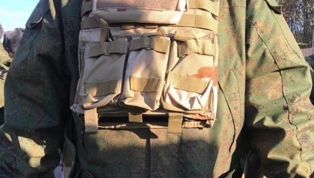 Imagini cu recruți ruși „echipați” cu veste de airsoft pentru copii și căști de plastic, difuzate de familiile soldaților