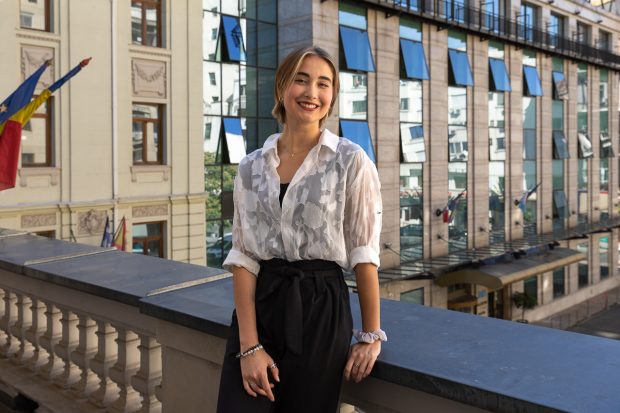 O adolescentă cu origini în Patagonia explică de ce educația fetelor poate fi o soluție împotriva schimbărilor climatice