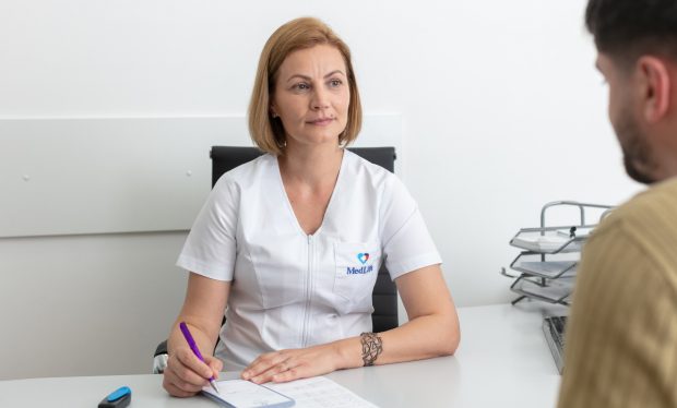 Specialiștii MedLife atrag atenția asupra riscurilor asociate autodiagnosticării și automedicației: Același simptom poate să apară în cinci boli diferite, cu tratamente complet diferite