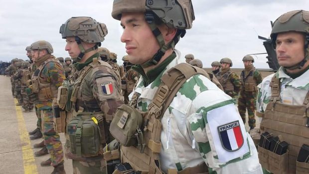 Primul convoi cu tehnică militară franceză pentru Grupul de luptă NATO ajunge, duminică, în România