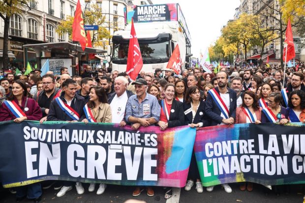 Tensiuni în creștere în Franța: guvernul lui Macron, în fața unui val de greve și proteste majore, pe fondul scumpirii vieții