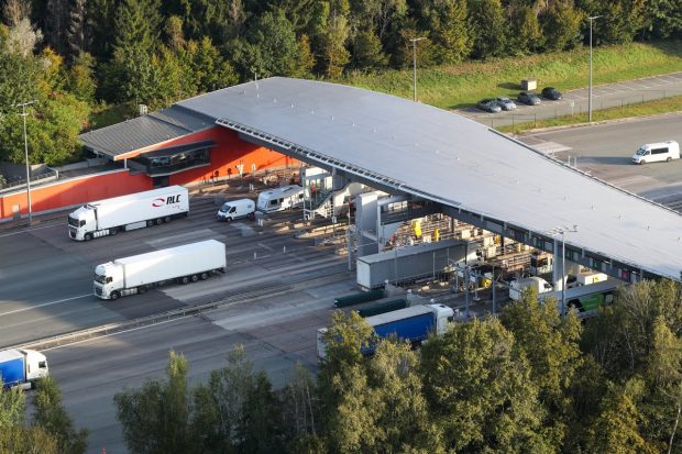 Un șofer român de TIR a rupt de 115 ori barierele din stația de taxare de pe autostradă, în Franța, și până la urmă a rămas fără camion