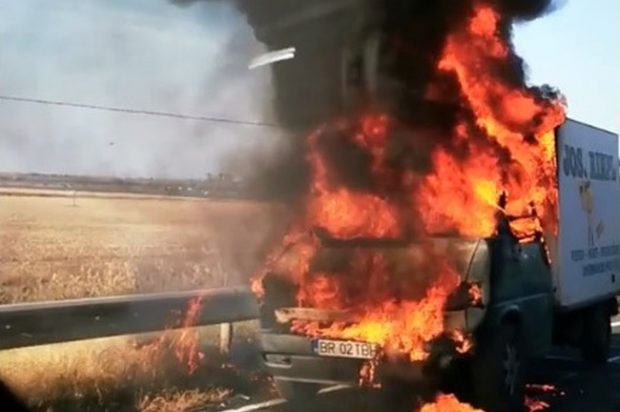 O furgonetă a luat foc în trafic pe șoseaua Brăila-Galați
