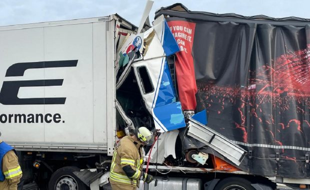 Șofer român de 22 de ani, strivit în cabina camionului, pe o autostradă din Germania. Un alt coleg a fost grav rănit