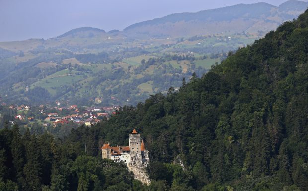 Johnny Depp, Nicolas Cage și Alice Cooper, printre starurile care au mai vizitat Castelul Bran. Ce i-a adus acolo