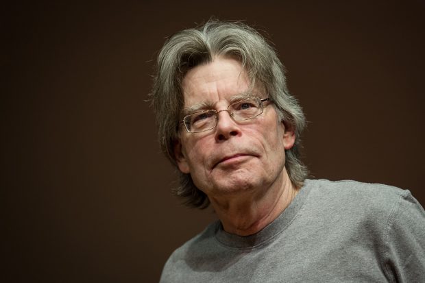 INTERVIU EXCLUSIV PENTRU ROMÂNIA. Stephen King, despre mișcările populiste: „Oamenii, ca indivizi, sunt buni. Când aderă la un grup, se pot schimba”