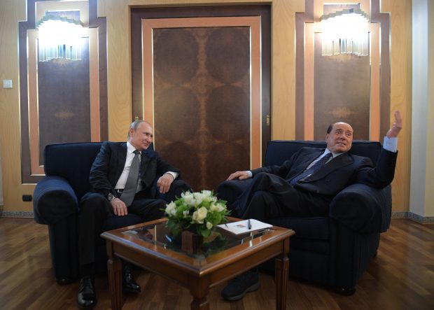 Sticlele de vodcă pe care Putin i le-a făcut cadou lui Berlusconi încalcă sancţiunile adoptate de UE împotriva Rusiei