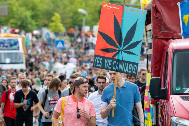 Germania va legaliza consumul și vânzarea de canabis în scopuri recreative. Nemții vor putea deține maximum 30 de grame