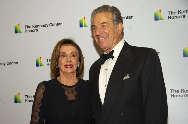 Soțul lui Nancy Pelosi, bătut de un bărbat care a intrat peste el în casă. Președinta Camerei Reprezentanților a SUA nu se afla acasă