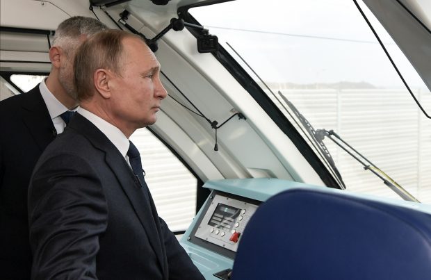 Toate deciziile luate de Moscova după explozia care a avariat podul de 3,5 miliarde de dolari care leagă Crimeea de Rusia