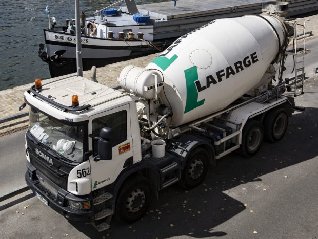 Ca să-și păstreze profitul în Siria, producătorul de ciment francez Lafarge a dat mită către ISIS chiar când teroriștii executau oameni