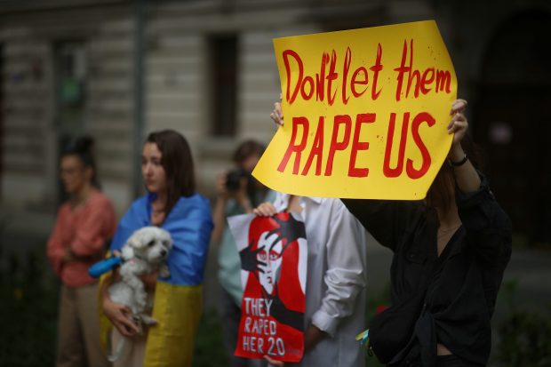 Violul este folosit ca parte a „strategiei militare” ruse în Ucraina, afirmă trimisul special al ONU pentru combaterea violenței sexuale