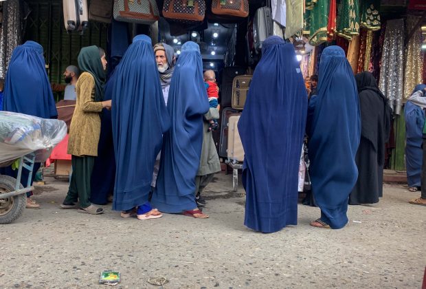 Amendă de până la 1.000 de euro pentru femeile care poartă burka în public, în Elveția