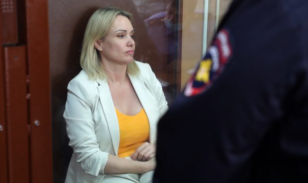O instanță din Rusia a decis ca Marina Ovsiannikova să fie arestată. Jurnalista a fugit din țară în Europa