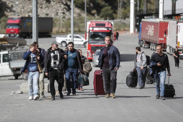 Kremlinul neagă faptul că 700.000 de ruși au părăsit țara după decretarea mobilizării militare, dar nu știe cifra exactă a celor care au fugit
