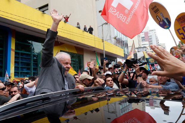 Fostul președinte brazilian Lula este aproape de o victorie categorică în fața lui Bolsonaro în alegerile de duminică, arată un sondaj