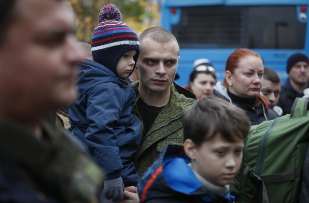 Măsurile disperate la care au ajuns să recurgă recrutorii militari ruși: distribuie actele de încorporare la metrou și pe holurile blocurilor
