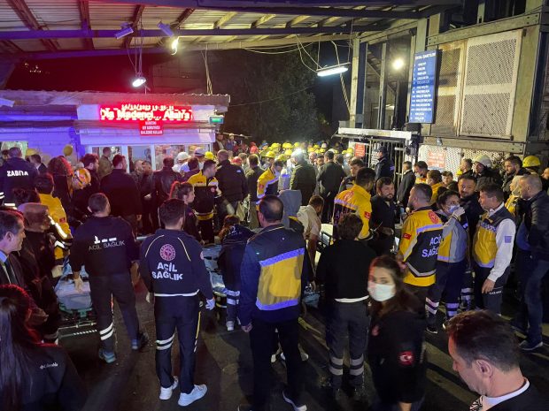 Zeci de oameni, blocați la 300 de metri sub pământ, în urma unei explozii la o mină de cărbune din nordul Turciei