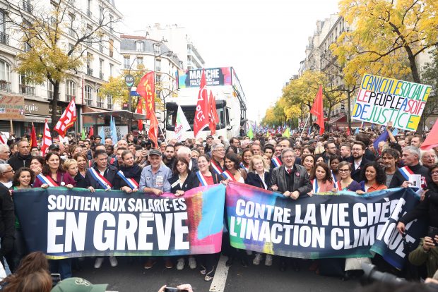 Protest uriaș la Paris. Laureata premiului Nobel pentru Literatură, între cei 30.000 de manifestanți