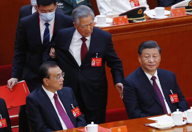 Moment bizar la congresul Partidului Comunist din China: Fost președinte, escortat spre ieșire. Scena nu a fost explicată oficial | VIDEO