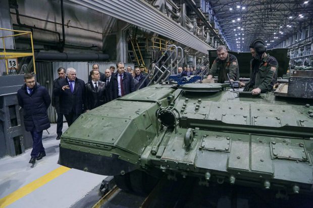 „Trebuie doar să așteptați!”. Medvedev anunță că Rusia ia măsuri pentru a accelera producția de arme destinate războiului din Ucraina
