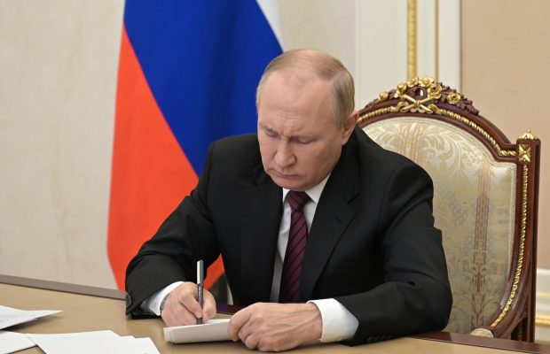 Putin vrea să stimuleze producția de echipamente militare, admițând tacit că trupele sale se confruntă cu probleme în Ucraina