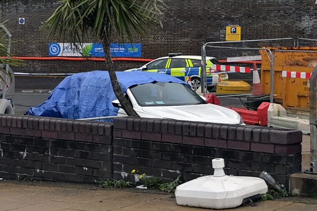 Centru de procesare a migranților din portul britanic Dover, atacat cu cocktailuri Molotov. Bărbatul care le-a aruncat s-a sinucis apoi