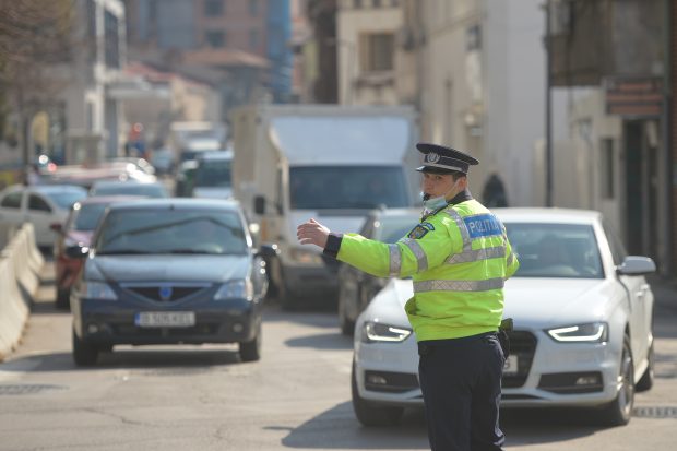 Tânărul care a furat o mașină a Poliției din Sibiu și s-a dat polițist, arestat pentru 30 de zile