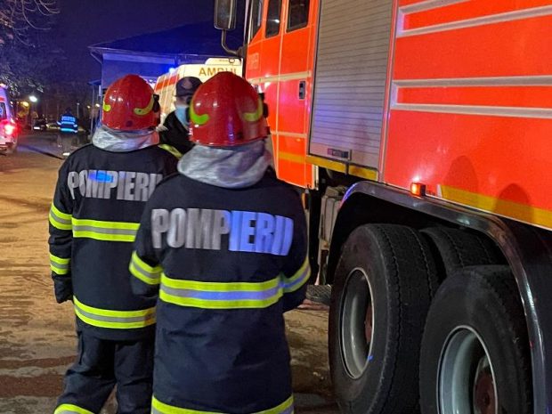 Trei pompieri din Piatra-Neamţ au salvat viaţa unui bebeluş care se înecase cu o bucată de măr. Tatăl a venit la poarta detaşamentului