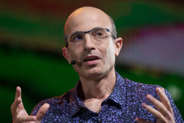 Yuval Noah Harari: „Pentru a ne schimba viitorul, trebuie să schimbăm modul în care le predăm istoria copiilor”. Celebrul istoric a lansat o carte pentru tineri