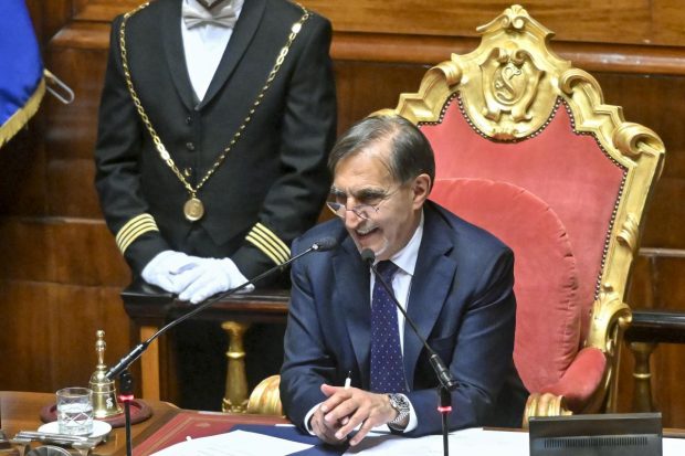 Un colecționar de suveniruri fasciste a fost ales la șefia Senatului italian, iar votul anunță primele fisuri în coaliția de dreapta de la Roma
