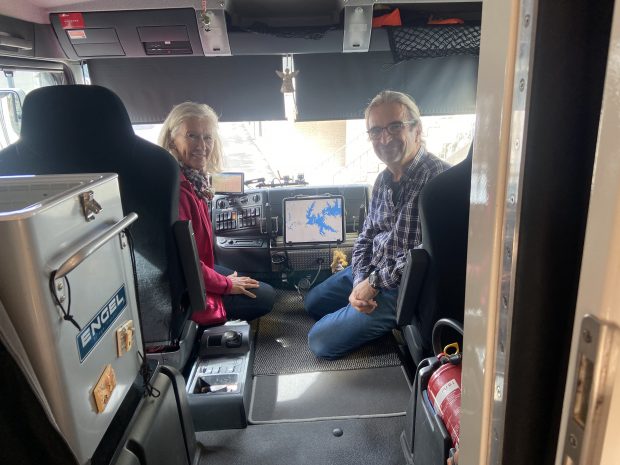 Doi pensionari din Elveția călătoresc în jurul lumii cu un camion de 200.000 de euro: „Rămânem unde ne place”