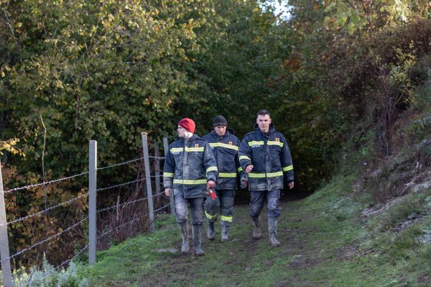REPORTAJ. În Roșia Montană, pompierii scot apă din Tăul Mare, dar de secat, a secat încrederea oamenilor. Viceprimar: „N-avem un plan concret”