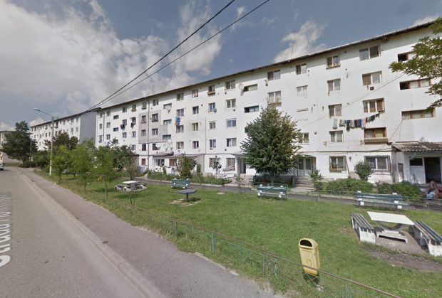 Incendiu într-un bloc din Pucioasa. Proprietarul apartamentului a suferit un atac de panică