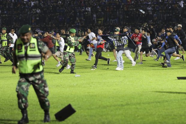 Cel puțin 129 de persoane au murit în timpul unei revolte, pe un stadion din Indonezia