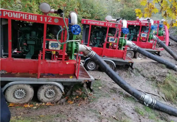 Pompierii continuă evacuarea apei din Tăul Mare-Roșia Montană. Cu cât a scăzut cota apei