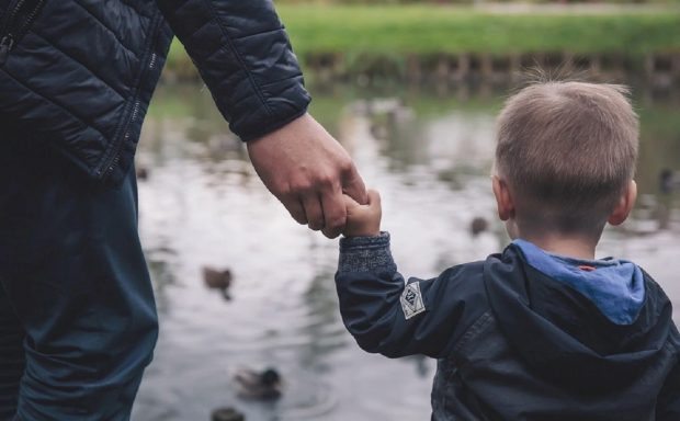 Româncă la închisoare, l-a păcălit pe iubitul italian că e tatăl copilui ei blond cu ochi albaștri: „Eu am o bunică de culoare, în familia mea nu avem blonzi”