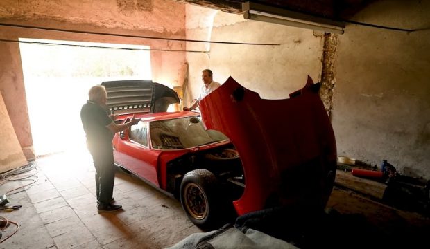 Primul model de supercar din istorie, „uitat” într-un garaj de 20 de ani, a fost scos la vânzare. Cât costă mașina fabricată acum 53 de ani