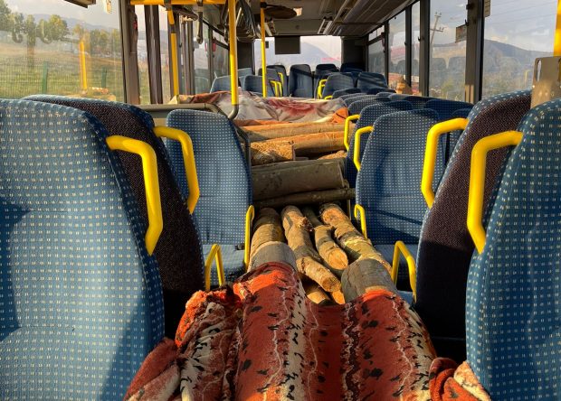 Autobuz încărcat cu lemne fără documente, în loc de călători, oprit de polițiștii din Baia Mare