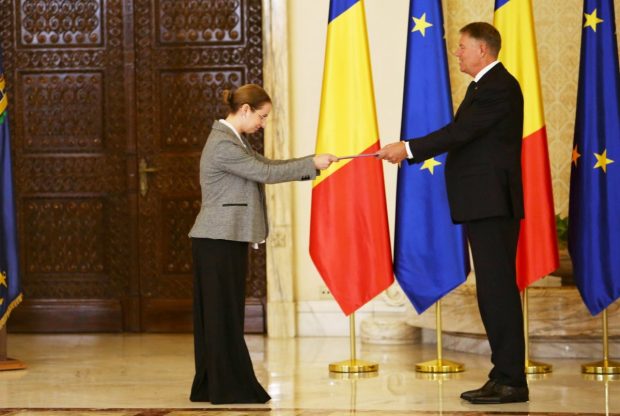 Gestul făcut la Cotroceni de Ligia Deca, noul ministru al Educației, în fața președintelui Klaus Iohannis