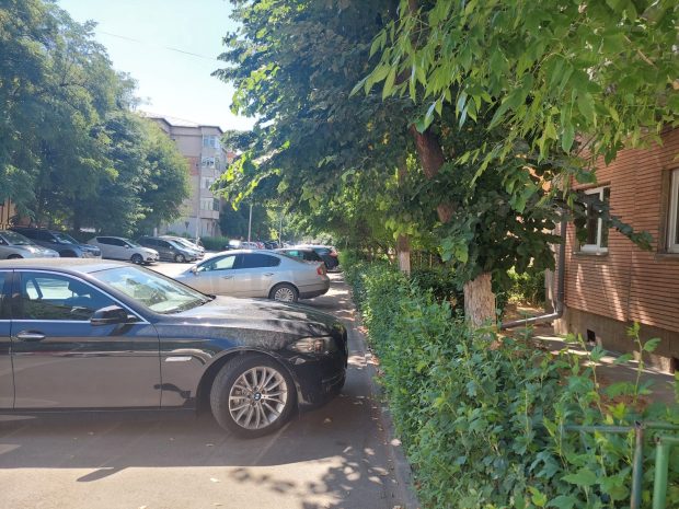 Atenţie, şoferi! Poliţia Rutieră poate cere ridicarea maşinilor de pe trotuare