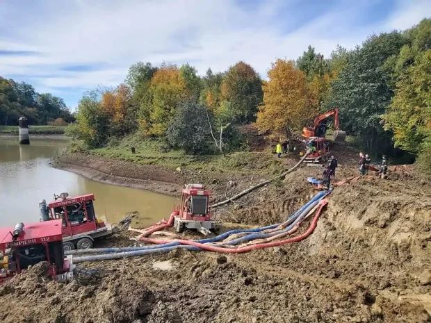 Persoanele evacuate din Roșia Montană s-au întors la casele lor. Pompierii au coborât nivelul apei în lacul Tăul Mare cu 3 metri