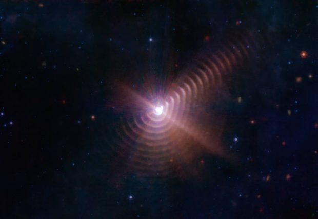Imagini rare cu o „amprentă” cosmică formată în spațiu de două stele, surprinse de telescopul James Webb