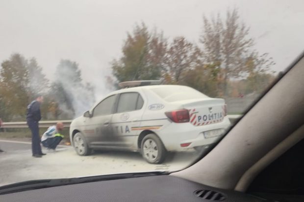 O maşină de poliţie a luat foc în mers, în Oradea. Autospeciala tocmai fusese scoasă din service